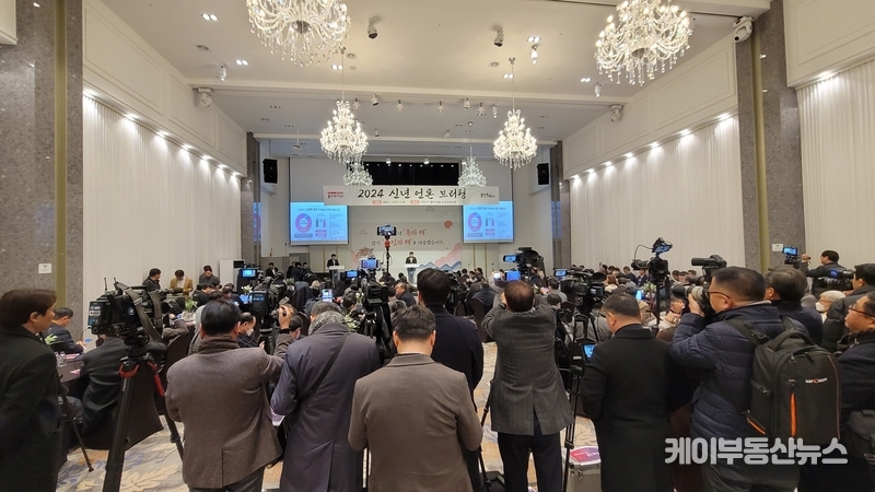 이상일 용인특례시장의 2024년 신년 언론브리핑에 200여명의 언론인이 참여하며 취재 열기를 보여주고 있다. / 김교민 기자