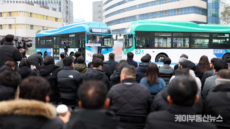 10일 오전 도청 임시 버스주차장에서 김동연 경기도지사가 인사말을 하고 있다.