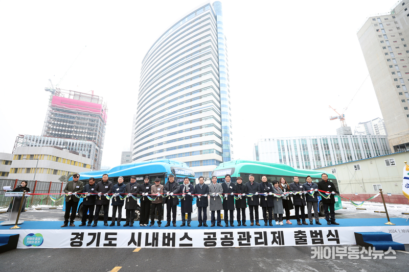10일 오전 도청 임시 버스주차장에서 김동연 경기도지사, 염종현 경기도의회 의장, 경기도시장군수협의회 부회장, 경기도버스운송사업조합이사장, 노동조합협의회 의장, 노동조합원 등이 기념촬영을 하고 있다.