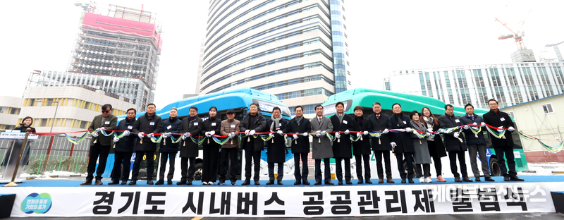 10일 오전 도청 임시 버스주차장에서 김동연 경기도지사, 염종현 경기도의회 의장, 경기도시장군수협의회 부회장, 경기도버스운송사업조합이사장, 노동조합협의회 의장 등이 기념촬영을 하고 있다.