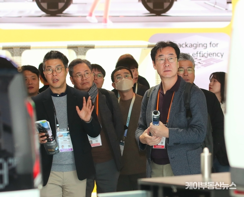 정명근 화성시장이 반도체와 모빌리티 산업의 글로벌 거점으로 도약하고 있는 화성시의 ‘20조 투자유치’를 위해 미국 라스베가스에서 열리는 CES(국제전자제품박람회) 2024에 참여해 직접 세일즈에 나섰다.