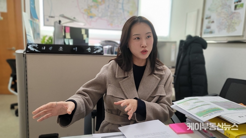 조미선 오산시의회 의원이 지역구 시의원으로서 활동하며 이번 22대 총선을 바라보는 시각을 이야기하고 있다. / 김교민 기자