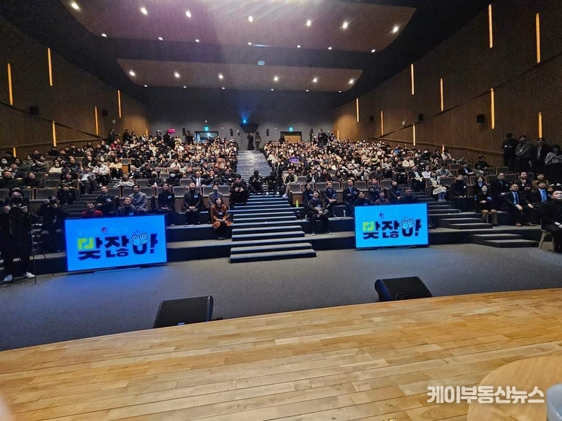 유영일 경기도의회 도시환경위원회 위원장(국민의힘, 안양5)이 23일(화) 경기도청 1층 다산홀에서 경기도 탄소중립·녹색성장 위원회가 주관하는 ‘경기도 1회용품 사용 줄이기 실천 선언식’에 함께했다.