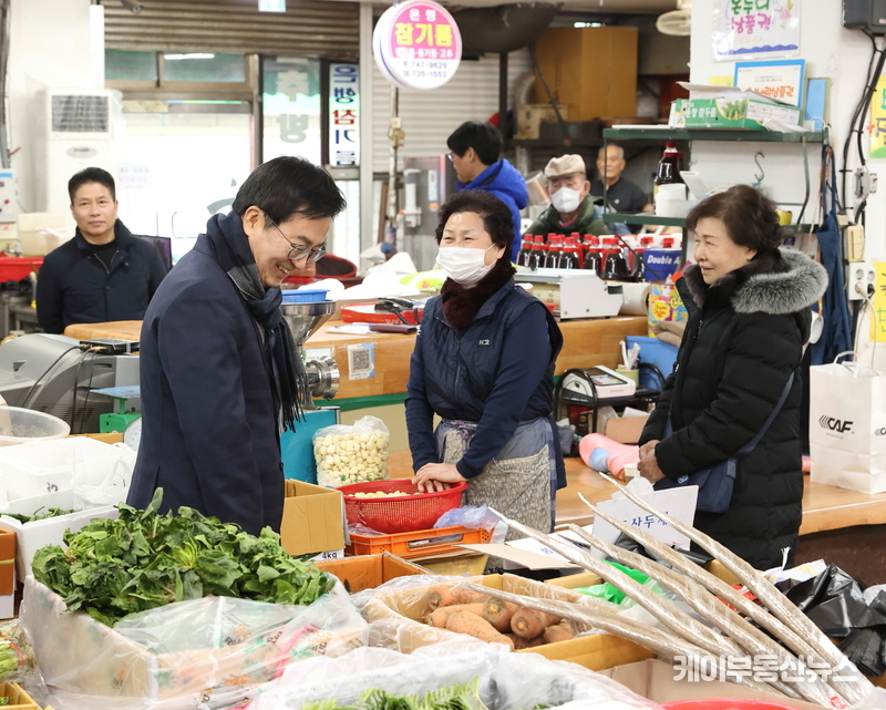 31일 오후 성남시에서 김동연 경기도지사가 설을 앞두고 도내 전통시장을 잇따라 방문하며 민생현장을 살펴보고 상인들을 격려했다.