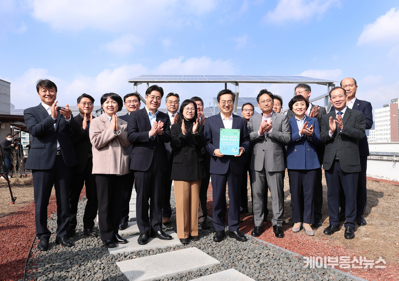14일 오후 경기도청 북부청사 별관 하늘정원에 태양광발전소 건립사업 준공현장에서 김동연 경기도지사를 비롯한 관계자들이 기념촬영을 하고 있다.