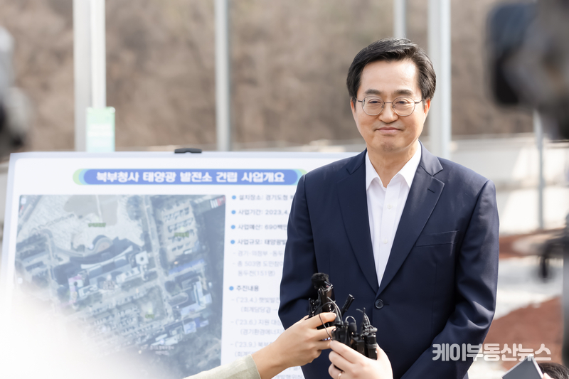 14일 오후 경기도청 북부청사 별관 하늘정원 태양광발전소 준공현장에서 김동연 경기도지사가 발언하고 있다.