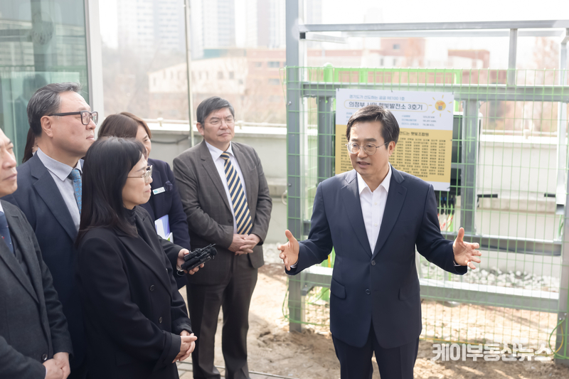 14일 오후 경기도청 북부청사 별관 하늘정원 태양광발전소 준공현장에서 김동연 경기도지사가 발언하고 있다.