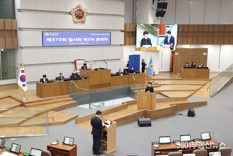 김선희 경기도의회 의원이 19일 경기도의회 제373회 임시회 제2차 본회의에서 임태희 경기도교육감에게 교육행정에 대해 질의를 하고 있다. 