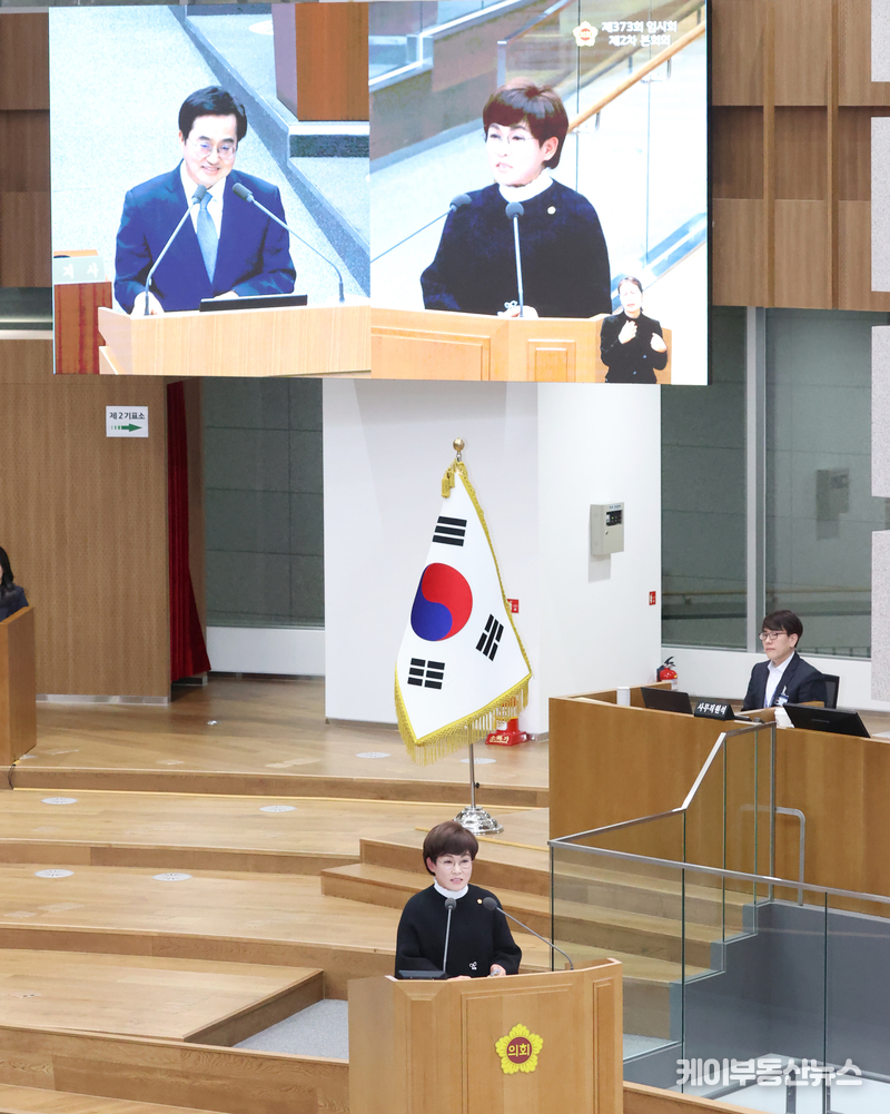 김선희 경기도의회 의원이 19일 경기도의회 제373회 임시회 제2차 본회의에서 김동연 지사에게 “인사정책 원칙과 지역 방문시 도의원 패씽 이유 무엇인가!”라며 도정질의를 하고 있다.
