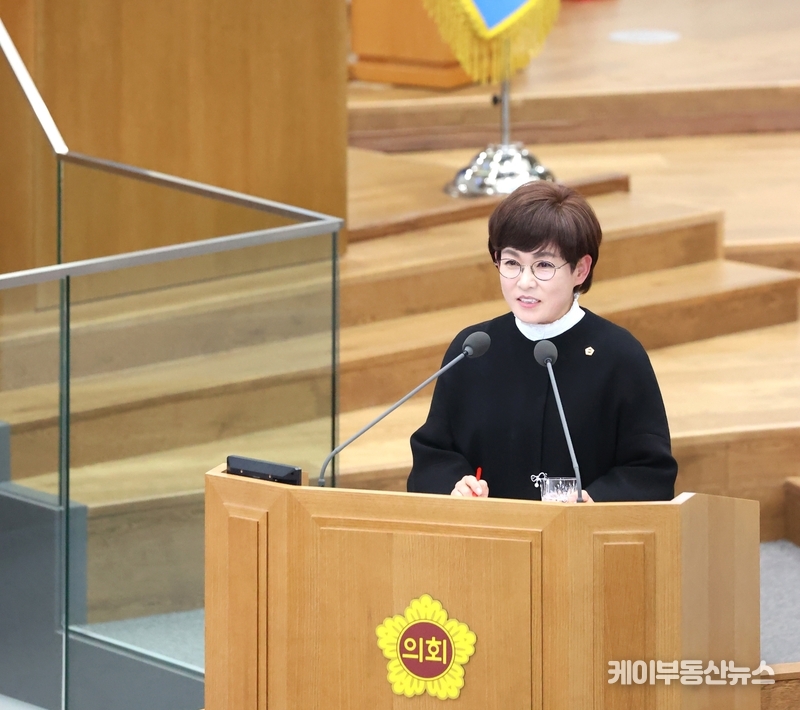 김선희 경기도의회 의원, 김동연 지사에게 “인사정책 원칙과 지역 방문시 도의원 패씽 이유 무엇인가!” 19일 경기도의회 제373회 임시회 제2차 본회의에서 도정질의