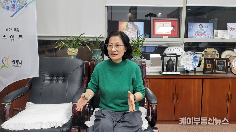 주임록 광주시의회 의장이 공식 초청 행사장에서의 욕설과 비속어에 대해 "명백한 의정테러"라는 입장을 밝히고 있다. / 김교민 기자