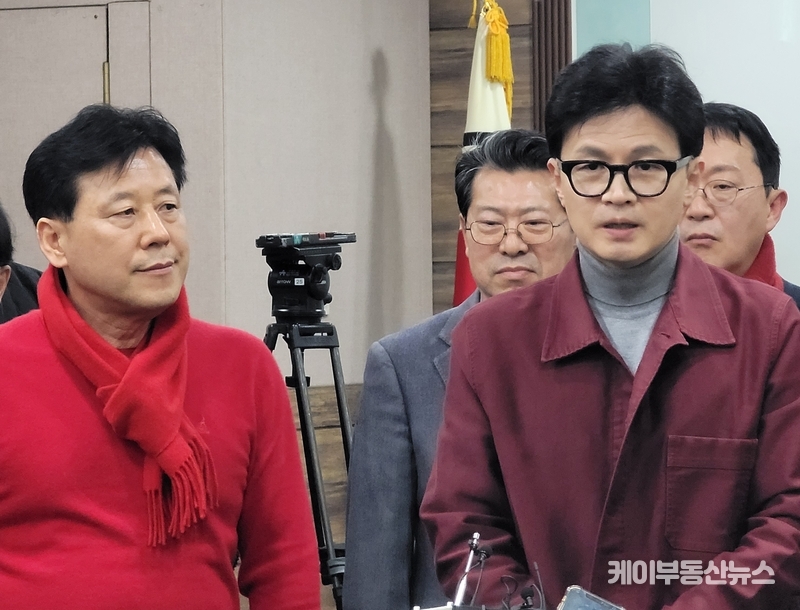 한동훈 비상대책위원장이 지동시장 내에서 진행한 '전통시장 활성화에 대한 간담회' 후 기자들의 질문에 발언을 하고 있다. / 김교민 기자