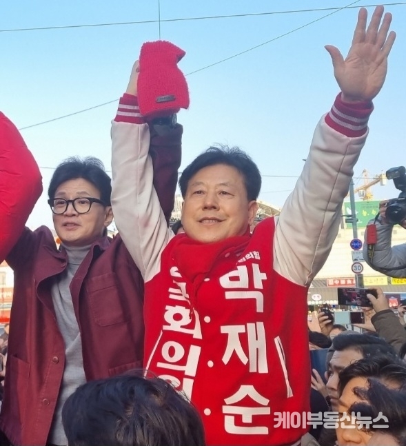 박재순 국민의힘 수원시 무 예비후보는 7일 오후 한동훈 비대위원장이 ‘전통시장 활성화에 대한 간담회’를 위해 방문한 자리에서 총선 승리를 자신했다. / 김교민 기자