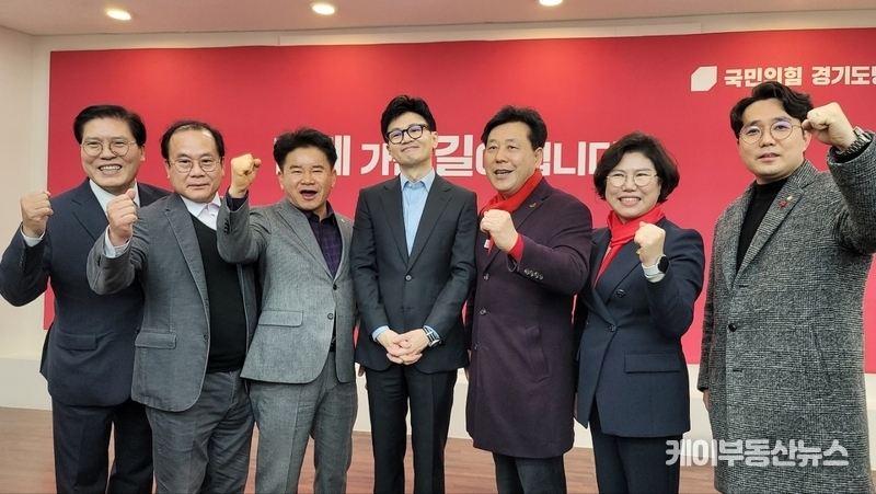 (사진 왼쪽부터, 국민의힘 송석준 경기도당 위원장, 이찬용 수원시의원, 문병근 경기도의원, 한동훈 비대위원장, 박재순 수원시 무 국회의원 예비후보, 이애형 경기도의원, 최원용 수원시의원) 