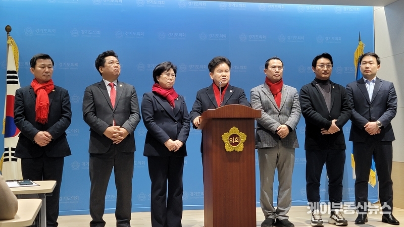 경기도의회 국민의힘 수원 지역 도의원들 “수원 군 공항 이전 빠진 경기국제공항, 민주당 꼼수정치 하지마라” 기자회견 (사진 왼쪽부터 - 한원찬 · 김호겸 · 이애형 · 문명근 · 이오수 · 김도훈 · 이호동 도의원) / 김교민 기자