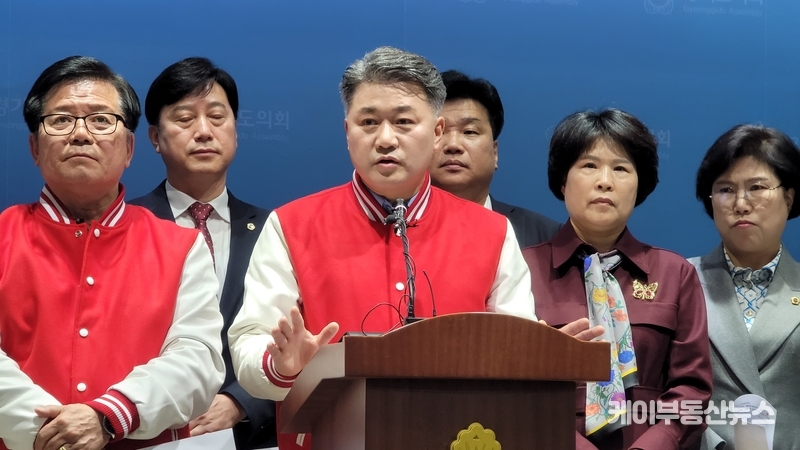 김정호 대표의원(광명1)은 이번 발언과 관련 “이기기 위해서라면 자신의 정치적 텃밭이자 지지기반이었던 경기도까지 어떤 식으로든 깔아뭉갤 수 있다는 본색을 드러낸 것”이라고 강하게 비판했다. / 김교민 기자