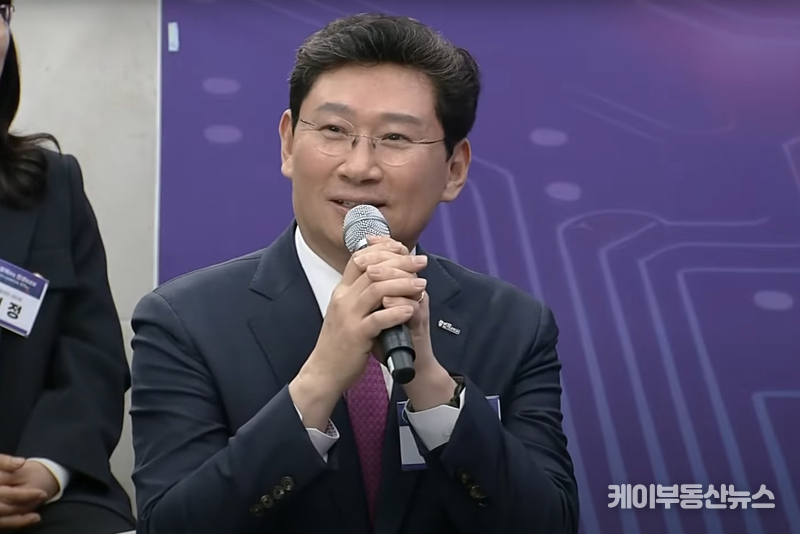 이상일 용인특례시장, 용인 찾은 윤석열 대통령에게 "경강선·지하철 3호선 연장, 국도 45호선 조기확장 위한 예타 면제" 등 현안 요청