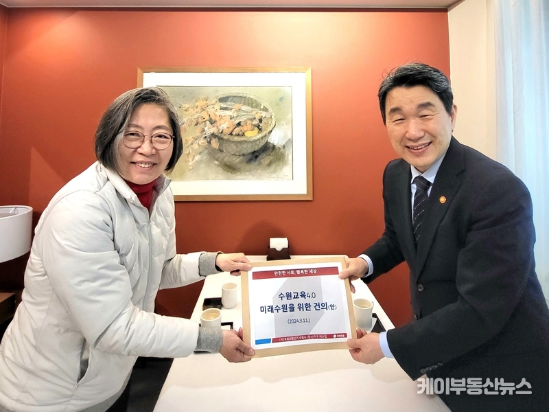 이수정 국민의힘 수원(정) 국회의원 후보가 이주호 사회부총리 겸 교육부장관에게 '수원교육 4.0, 미래수원을 위한 건의서'를 전달하고 있다.