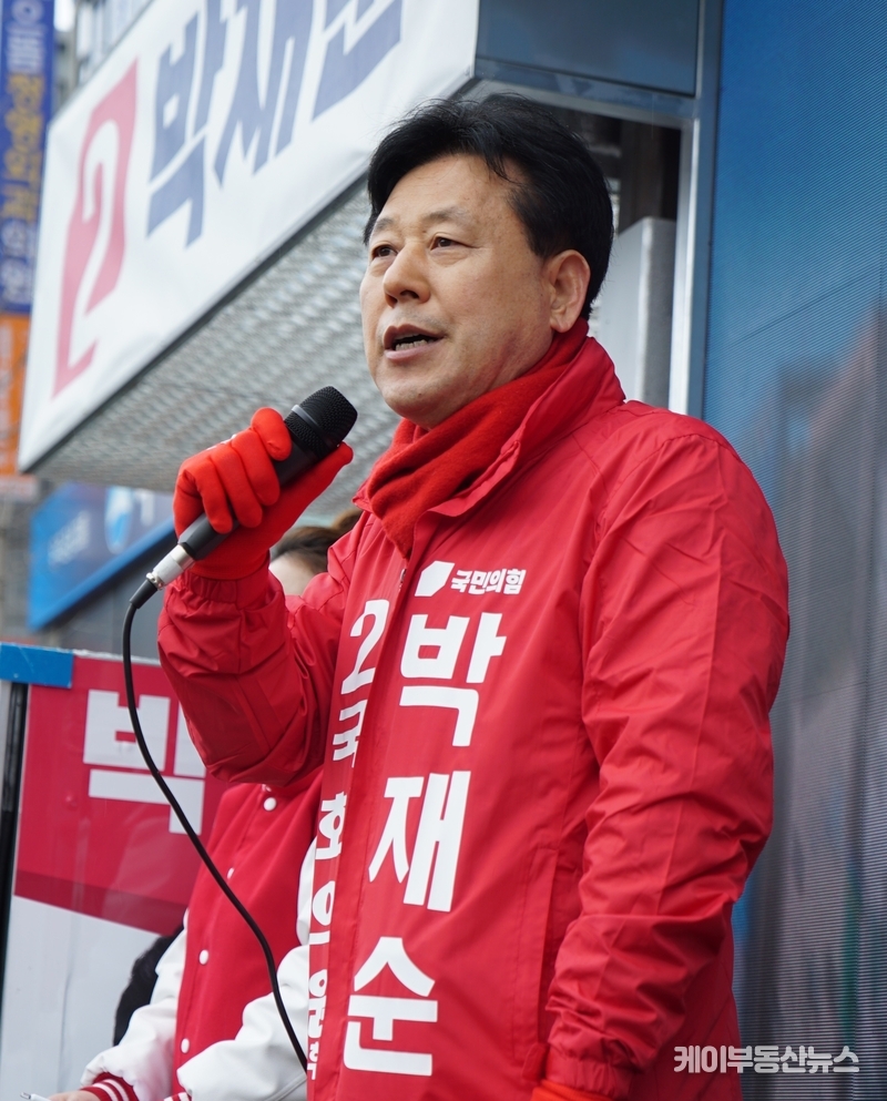  박재순 국민의힘 수원시 무 국회의원 후보는 22대 총선 공식선거운동 첫날인 28일 오전11시 권선동 이마트(시외버스터미널 앞)에서 시도의원들과 박 후보를 지지하는 시민들과 함께 출정식을 가졌다.