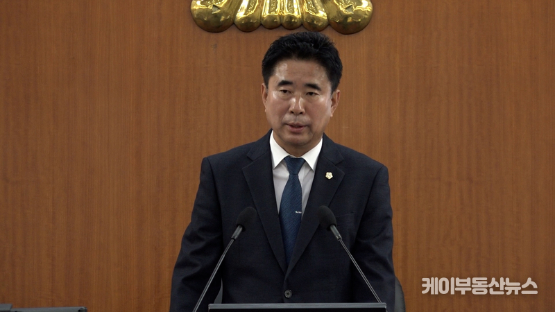 성길용 오산시의회 의장(더불어민주당, 나선거구)이 지난 22일 열린 오산시의회 제284회 임시회 제1차 본회의'를 주재하고 있다.