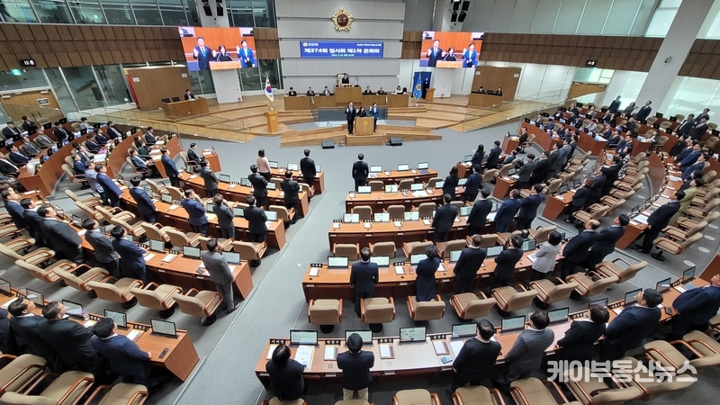 제11대 경기도의회 의원들이 지난 16일 열린 '제374회 임시회 제1차 본회의'에서 보궐선거로 당선된 동료의원들의 선서를 지켜보고 있다. / 김교민 기자