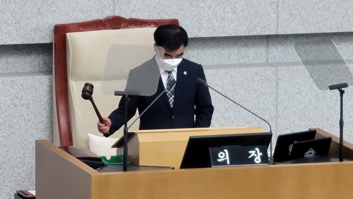 '경기도의회 제361회 임시회 제1차 본회의'에서 의장직무대행을 맡은 염종현 의원이 정회 선언 후 의사봉을 두드리고 있다. (관련기사 : 케이부동산뉴스 22.7.16. "나쁜 선례" 남기나 제11대 경기도의회 파행... 시작부터 회의규칙 위반 논란 "배경 주목") / 김교민 기자