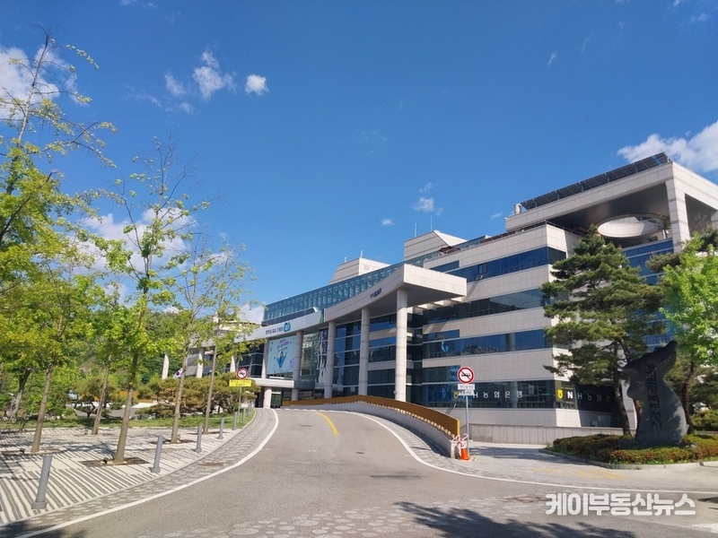 경기도, 수도권 최초 '도시철도 운임조정위원회' 신설 “물가안정 등 전문가 의견 적극반영” (경기도 북부청사 전경) / 김교민 기자