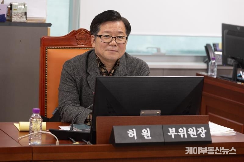 허원 경기도의회 건설교통위원회 부위원장(국민의힘, 이천2)은 “도시철도 요금은 도민의 가계부담과 직결되는 만큼 도의회는 물론 전문가 의견 수렴을 위한 운임조정위원회 설치 관련 조례의 필요성에는 공감한다”며 “조례에 미흡한 점이나 수정 보완이 필요한 부분은 없는지 꼼꼼히 살펴 심의토록 하겠다.”고 말했다. / 경기도의회 의원 홈페이지