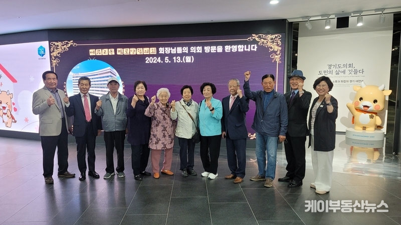 이애형 경기도의회 의원(사진 오른쪽)이 13일 세류2동 경로당협의회 회장단 10여 명을 모시고 '경기도의회 경기마루 '견학을 안내하고 있다. / 김교민 기자