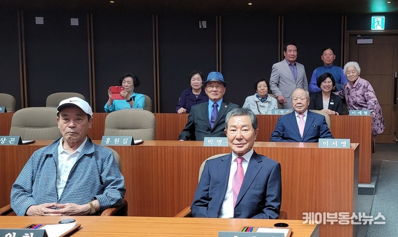 수원시 권선구 세류2동 경로당협의회 회장단이 이애형 의원과 함께 경기도의회 본회의장에서 의정 체험을 하고 있다. / 김교민 기자