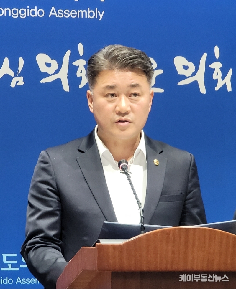 경기도의회 국민의힘(대표의원 김정호, 광명1)은 개혁신당 기자회견과 관련해 “국민의힘 지지 선언한 김미리‧박세원 의원은 국민의힘 입당으로 진정성을 보이라”고 즉각 반응했다. (사진- 김정호 국민의힘 대표의원이 27일 경기도의회 후반기 의장 및 상임위원장 배분 관련해 여야 합의내용 발표하는 모습) / 김교민 기자