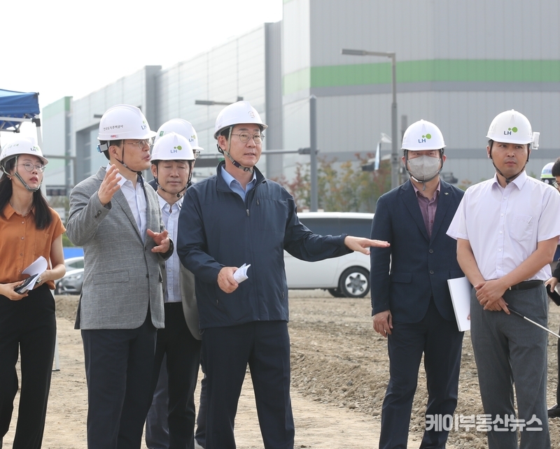 이 공원은 정명근 시장의 역점 공약인 ‘보타닉가든 화성’의 전시온실이 들어서는 여울공원과 녹지축으로 연결되고 확장될 예정이며, 동탄역을 품은 차별화된 랜드마크 공원조성으로 대중교통 중심 도시 구현과 주변 지구 활성화 역할을 할 것으로 기대된다. (사진 - 정명근 화성시장이 경부동탄터널 상부도로를 점검하고 있다. / 화성시 제공)