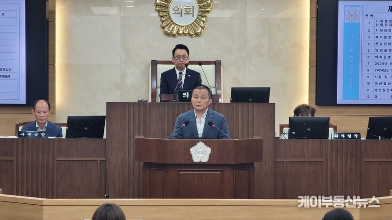 이기형 더불어민주당 대표의원(팽성,고덕,신평,원평,고덕)은 전날 의사일정 변경 동의안이 부결된 것에 대해 "시민의 삶에 직접적인 영향을 미치는 민생 안건들이 제때 처리되지 못하게 되었다"며 깊은 실망과 분노를 표명했다. / 김교민 기자