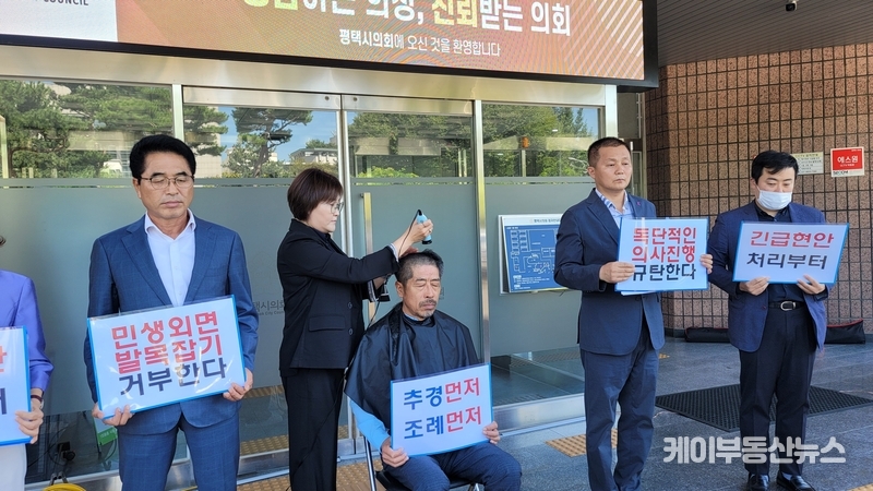 유승영 의원은 본회의 직전 전날 있었던 '의사일정 변경 동의안' 부결에 대한 입장을 전하며 삭발식을 거행했다. / 김교민 기자