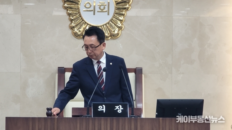강정구 의장은 "시민이 우리를 이 자리에 존재하게 한 이유를 잊지 말고, 조속히 원구성을 완료하여 민생 안건 처리가 가능하도록 하자"고 거듭 당부하며 정회를 선언, 의사봉을 두드리고 있다. / 김교민 기자
