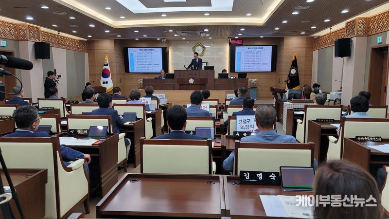 강정구 평택시의회 의장이 28일 '평택시의회 제250회 임시회 제2차 본회의'에서 개의 선언 후 의사봉을 두드리고 있다. / 김교민 기자