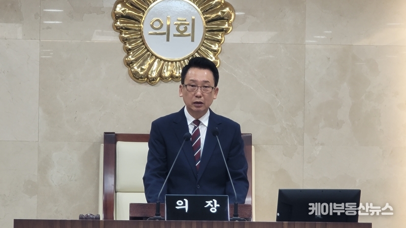 강정구 의장(국민의힘, (안중,포승,청북,오성,현덕))은 개회사를 통해 “전국 243개 지방의회 중 230개 이상이 이미 후반기 원구성을 마쳤다”며, “평택시의회의 후반기 원구성 지체는 어떠한 변명도, 핑계도 정당화될 수 없다”고 강하게 비판했다. / 김교민 기자