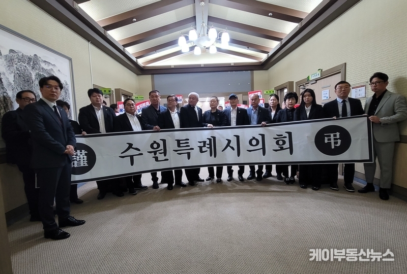 수원특례시의회 국민의힘, "시의회 파행 책임은 더불어민주당에 있다" (사진 - 지난7월22일 수원특례시의회 본회의장 앞에서 국민의힘 의원들이 더불어민주당 일방적인 후반기 원구성에 항의를 하고 있다.) / 김교민 기자