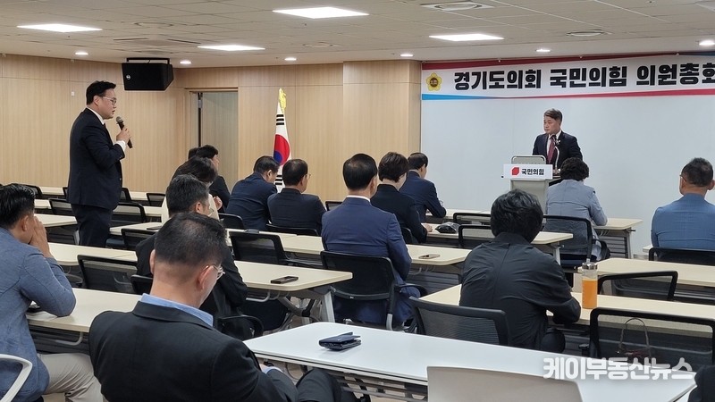 김정영 의원(여성가족평생교육위원회, 의정부1)은 “당론에 따라 여성가족평생교육위원회 부위원장으로 이인애 의원을 정하고자 했으나, 이에 불복한 의원들과 민주당 의원들이 부위원장을 선임했다”면서 “당론을 지키고자 최선을 다했으나 불복한 사람들로 인해 이런 결과가 나와 밤새 잠도 못 이뤘다”라며 안타까운 심경을 전했다. / 김교민 기자