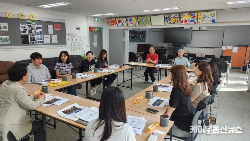 KB국민은행 직원들과 가족들로 구성된 행복나눔봉사단이 JL한꿈예술단에서 봉사활동 행사에 참여하고 있다.