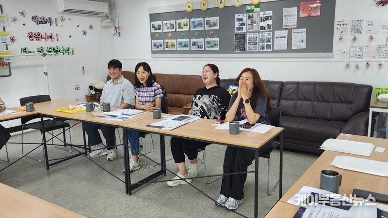 KB국민은행 직원들과 가족들로 구성된 행복나눔봉사단이 JL한꿈예술단에서 봉사활동 행사에 참여하고 있다.