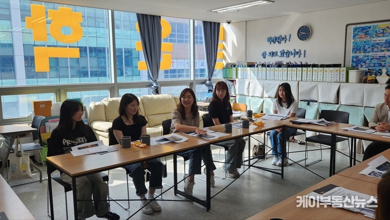 KB국민은행 직원들과 가족들로 구성된 행복나눔봉사단이 JL한꿈예술단에서 봉사활동 행사에 참여하고 있다.