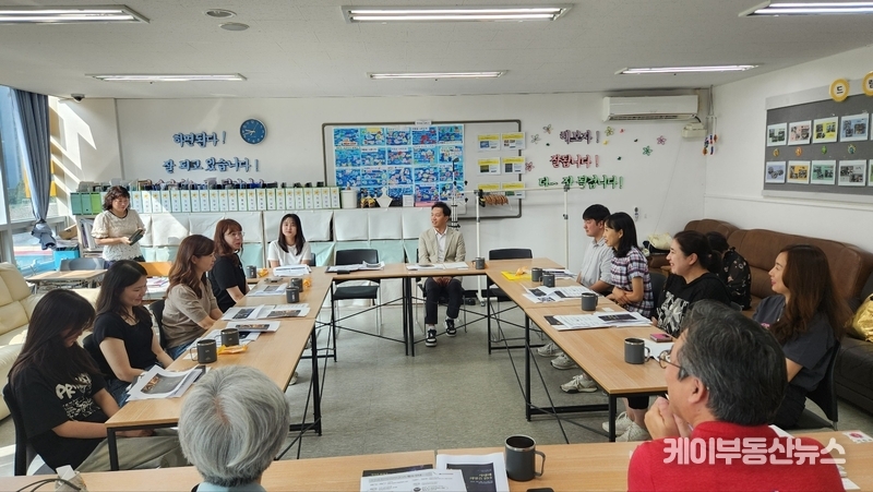 KB국민은행 직원들과 가족들로 구성된 행복나눔봉사단이 JL한꿈예술단에서 봉사활동 행사에 참여하고 있다.