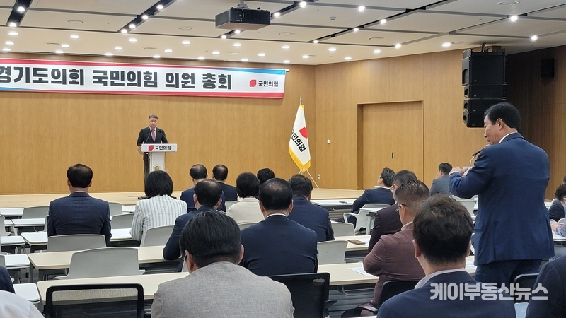 경기도의회 안전행정위원회 위원장인 임상오 의원(동두천2)은 “당시 안전행정위원회 회의실에서 우리당을 비롯한 민주당 측 의원들과 함께 실시간 방송을 시청했다. 수석대변인 등이 자당의 협상 내용에 대해 기자들의 질문에 답변을 하지 못하며 쩔쩔매는 모습에 곁에 있던 민주당 의원들이 얼굴을 붉히며 당황해 했다”면서 “자당 의원도 모르는 사태를 국민의힘에게 전가하려는 것은 어불성설이며 이에 강력하게 대응해야 한다”고 목소리를 높였다. / 김교민 기자 