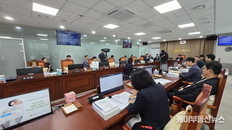결국, 경기도의회 의회운영위원회는 의원들이 김동연 경기도지사 비서실의 태도에 대해 강한 불만을 표명하며 정회 후 오후 2시까지 출석을 요구했다. 만약 출석하지 않으면 향후 더 강력한 조치를 취할 것임을 예고했다. / 김교민 기자