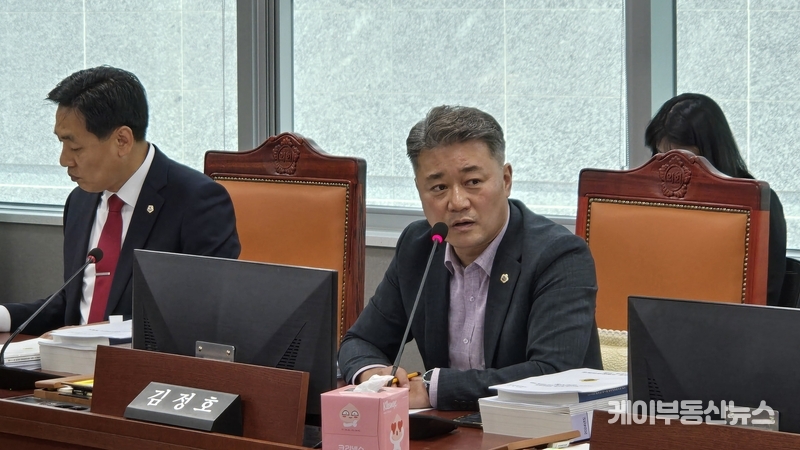 김정호 의원(국민의힘 대표의원, 광명1)은 비서실장과 보좌진의 불출석을 언급하며 "비서실과 보좌진은 도정 운영을 위한 핵심 기관임에도 불구하고, 업무보고와 소통의 자리에서 모습을 보이지 않았다"며 비판했다. / 김교민 기자