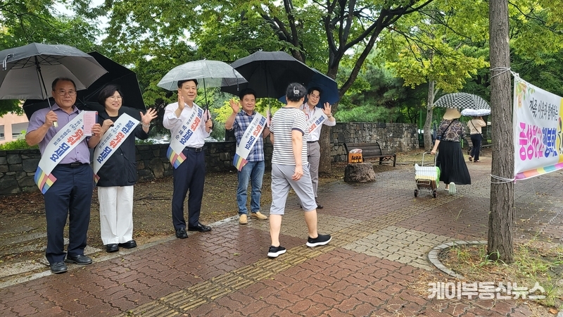 국민의힘 수원시무 당원협의회, 추석 맞아 거리인사 나서... 박재순 위원장 "행복한 한가위를 기원합니다" / 김교민 기자