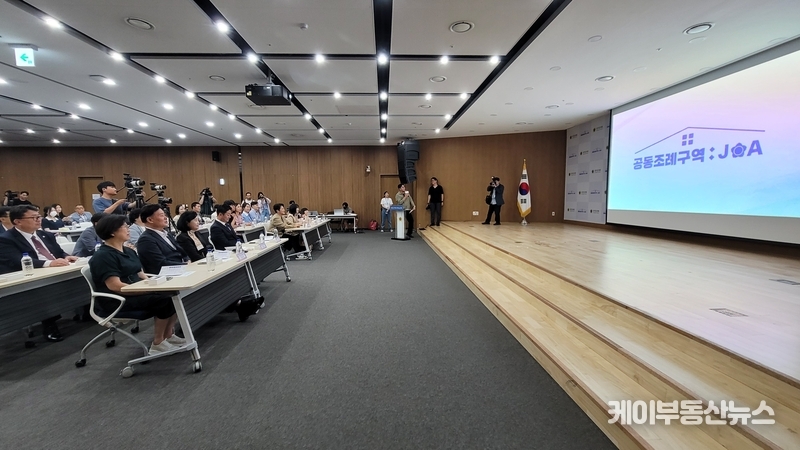 이날 발표회는 오후 2시 행사의 오프닝을 시작으로, 경기도의회의 축사와 예고편 시청, 출연진 소개, 기념사진 촬영 등의 순서로 진행되었다. 이후 드라마의 제작 과정과 비하인드 스토리를 다루는 토크쇼도 열리며, 참석자들은 드라마의 제작 과정에 대해 생생한 이야기를 들을 수 있었다. / 김교민 기자