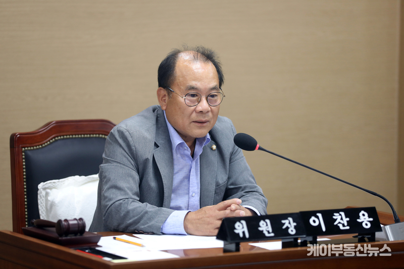 제12대 수원특례시의회 후반기 도시미래위원회 이찬용 위원장(국민의힘, 권선2동, 곡선동)은 "수원덕산병원과 관련된 주요 이슈에 대해서 알고 있다"면서 "관련부서를 통해 집중적으로 들여다 보고 시의회에서 할 수 있는 역할을 위해 최선을 다하겠다"고 강조했다.