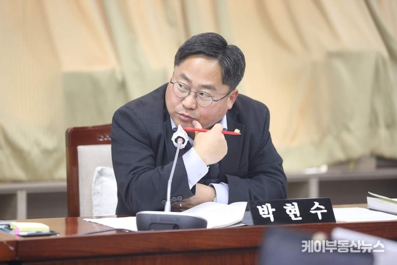 박현수 수원시의회 의원(국민의힘, (평동, 금곡동, 호매실동))은 지난해 2023년 9월 7일, 제377회 임시회 도시환경위원회 회의에서 "덕산의료재단, 종합병원 아닌 지역에서 요양병원을 운영하는 재정적으로 상당히 미흡한 의료재단"이라며 “수원시는 덕산의료재단의 재정 상태를 충분히 검토하지 않고 인허가를 내주면서, 여러 문제가 발생했다”고 지적했다. 